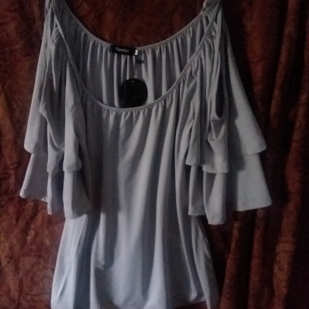 Clocolor Women Cold ShoulderTop size XXL, color light grey.